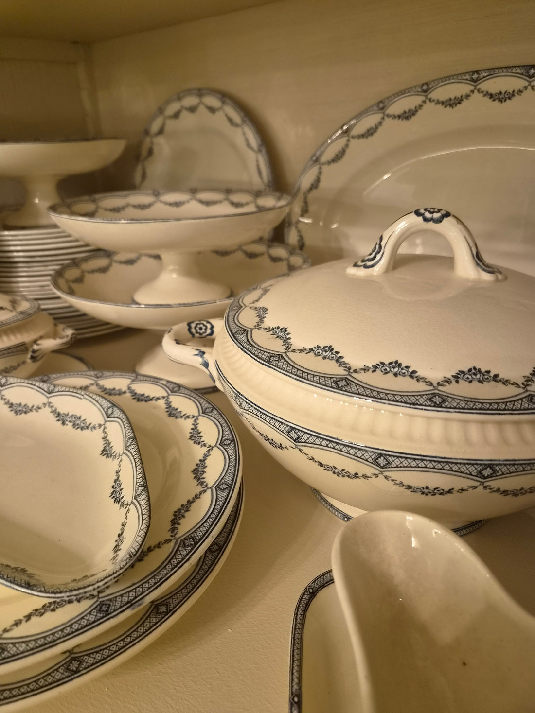 Service ancien Petit Trianon de la faïencerie de Salins exposé à La Brocante de Laura