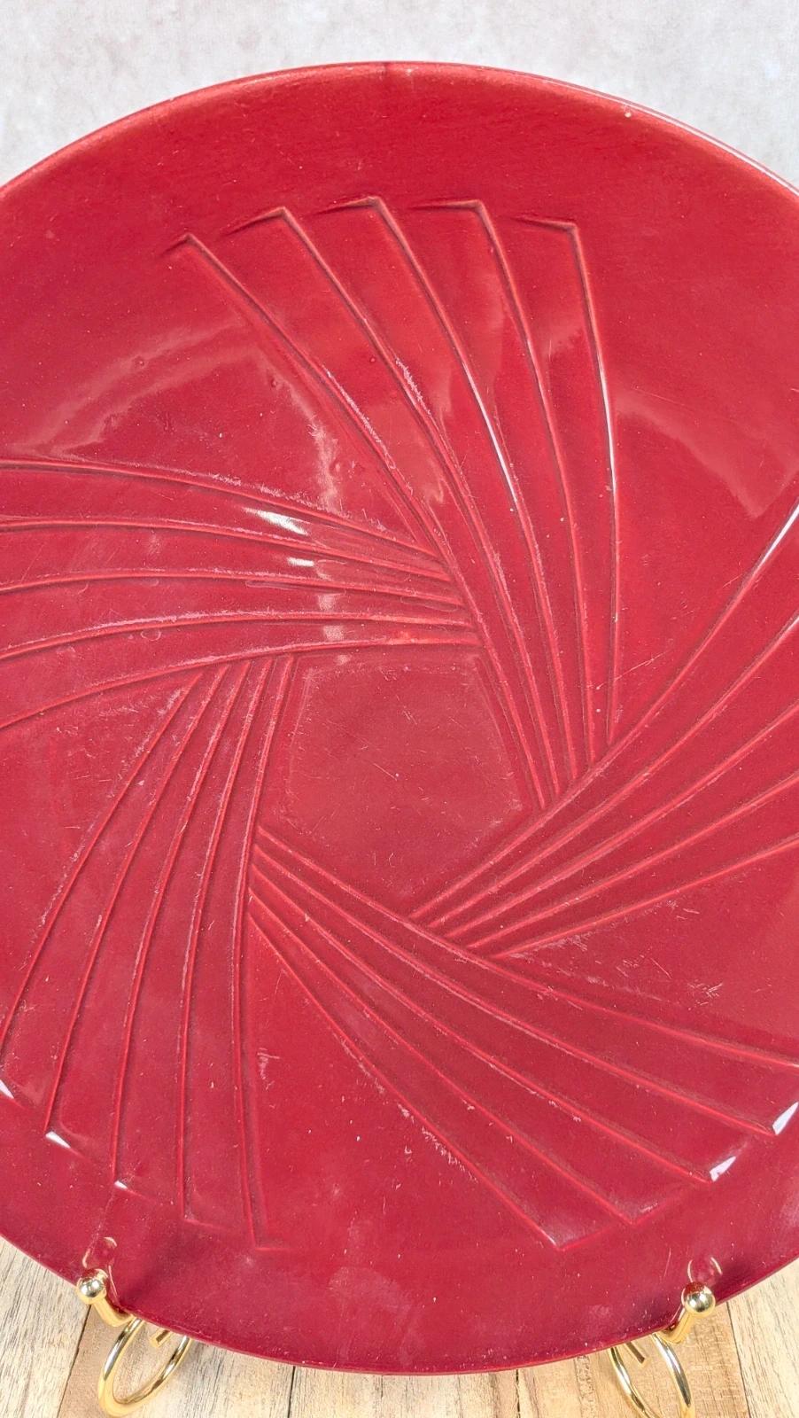 Plat en céramique rouge Art déco – Relief géométrique