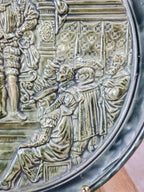 Assiette murale ancienne en céramique verte – scène historique en relief – Ø 25 cm