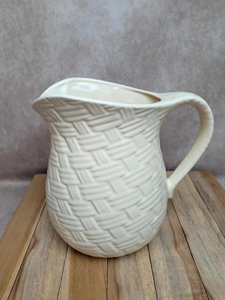 Pichet vintage en faïence relief effet panier