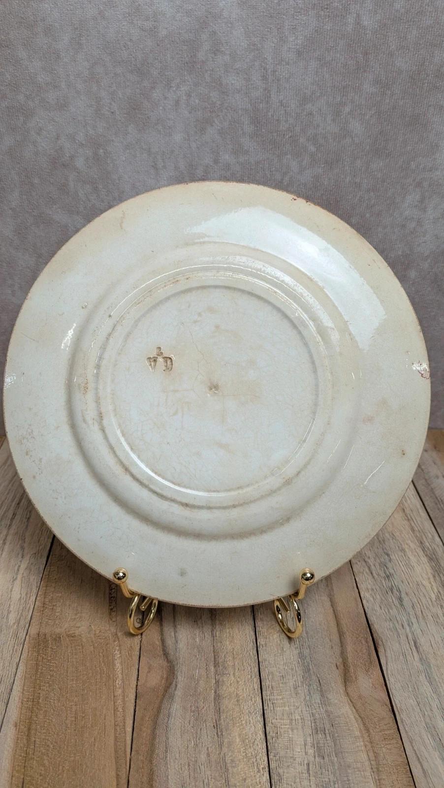 Assiette ancienne Terre de Fer décor floral rouge
