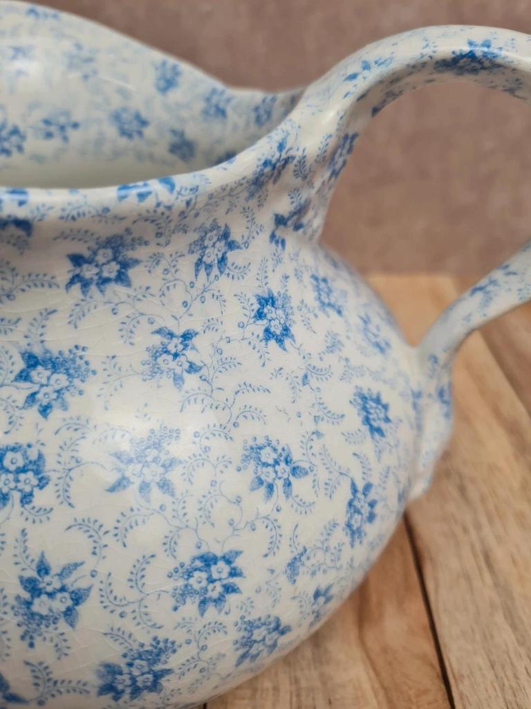Petit broc ancien en terre de fer Creil & Montereau – décor floral bleu esprit Perse 🩵