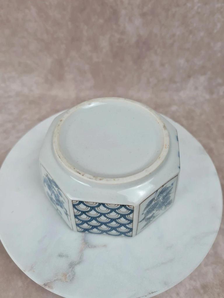 Petit bol octogonal en porcelaine japonaise ancienne
