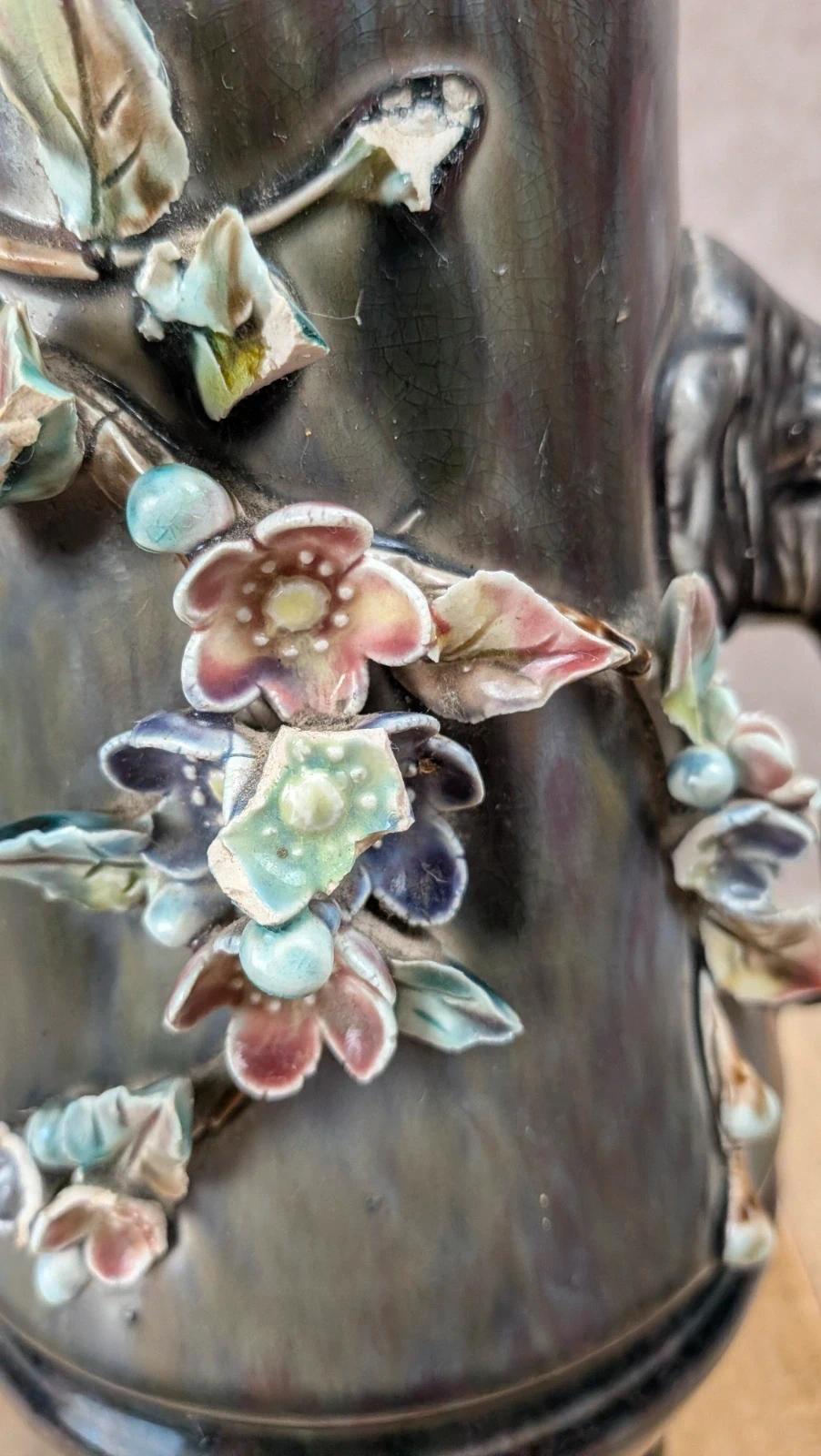 Vase ancien en barbotine décor éléphants et fleurs