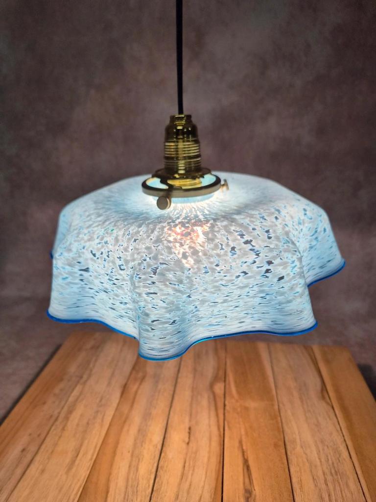 Abat-jour ancien en verre moucheté bleu et blanc – Bord ondulé – Vintage