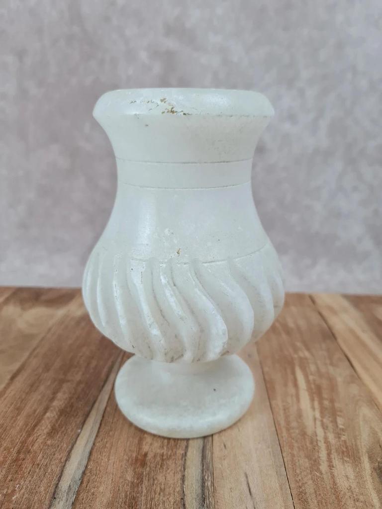 Vase ancien en albâtre blanc