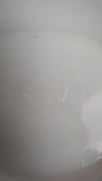 Poule sur panier en verre opalin blanc – marquée Sv