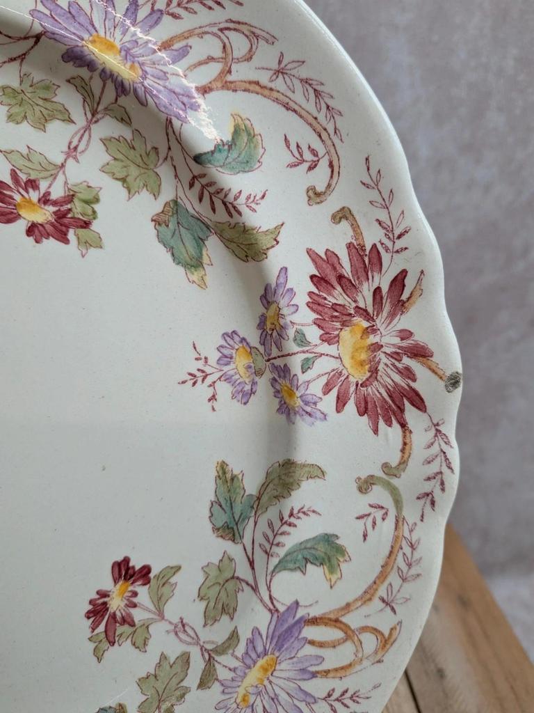 Assiette plate Terre de fer Longchamp Pâquerette – Décor floral polychrome ancien