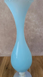 Vase ancien en opaline bleue sur pied