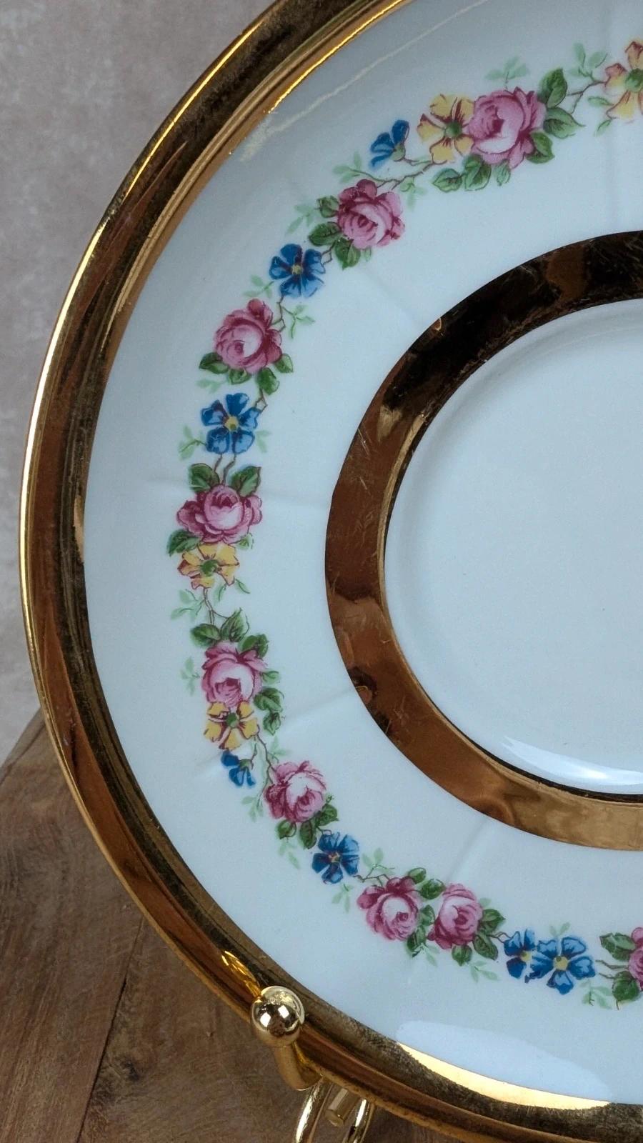 Lot de 2 sous-tasses anciennes en porcelaine de Limoges à décor floral et liseré doré