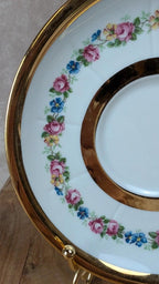 Lot de 2 sous-tasses anciennes en porcelaine de Limoges à décor floral et liseré doré