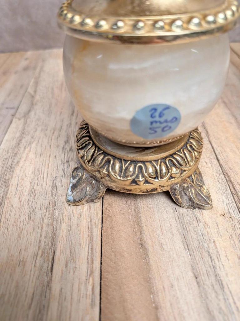 Paire de bougeoirs vintage onyx et laiton avec globes en verre ambré