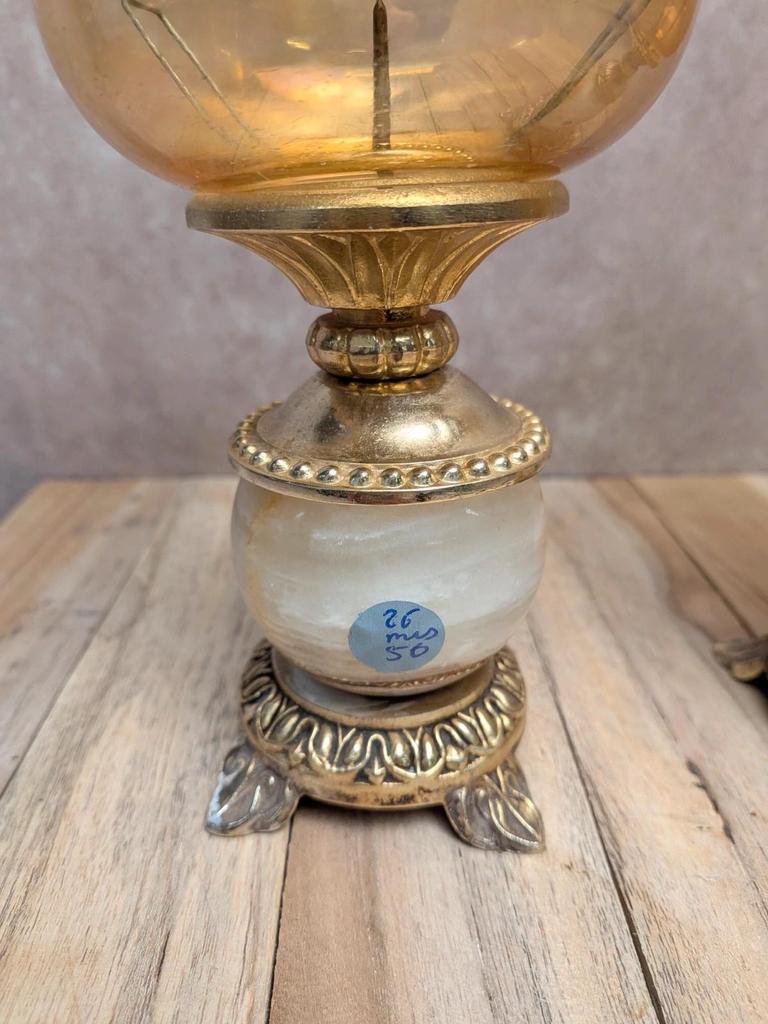Paire de bougeoirs vintage onyx et laiton avec globes en verre ambré