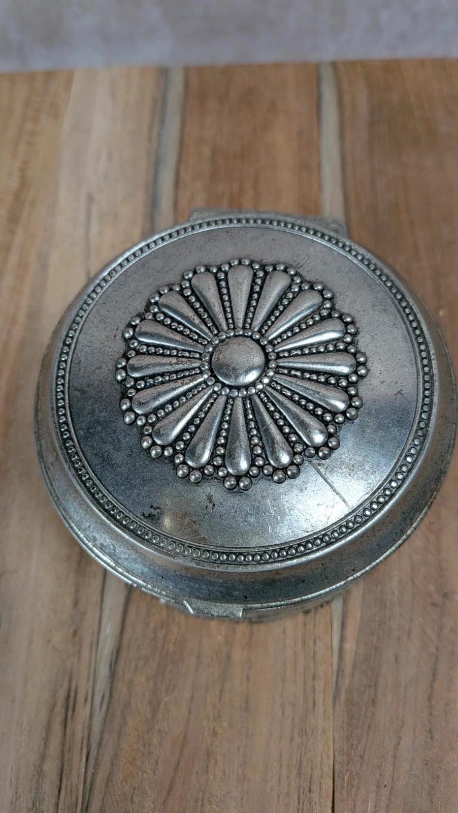 Boîte ancienne ronde en métal argenté – Intérieur velours rouge