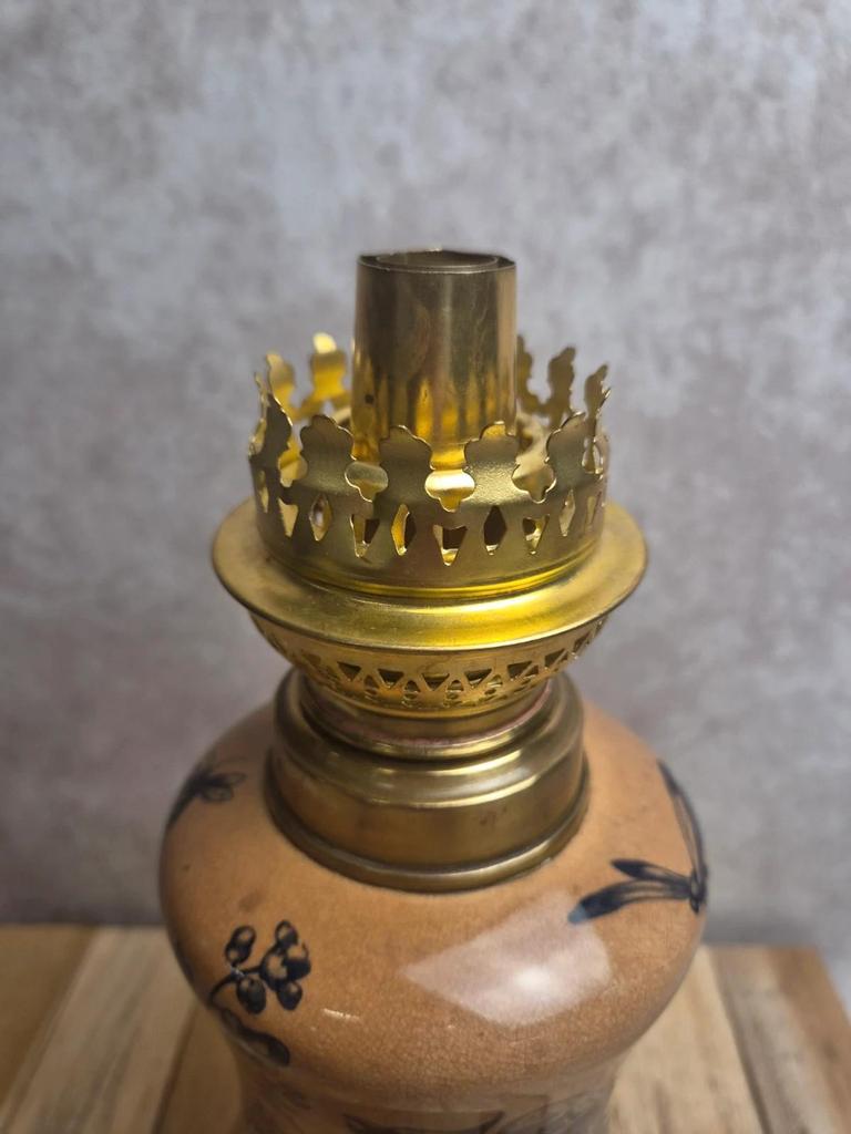 Lampe à pétrole ancienne en faïence décor oiseau et insectes fin Xixe