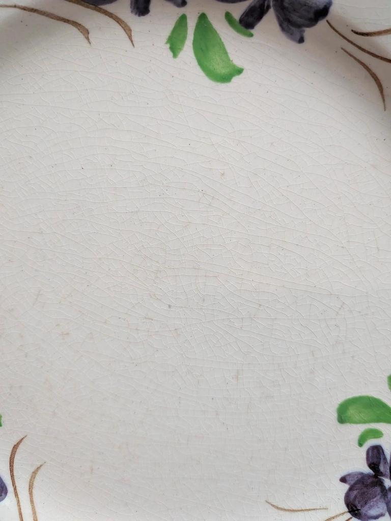 Lot de 9 assiettes anciennes en terre de fer – Opaque de Bordeaux – décor floral peint main