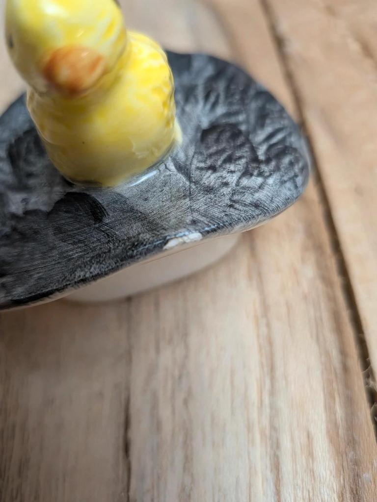 Théière poule sur son nid en barbotine avec couvercle poussin