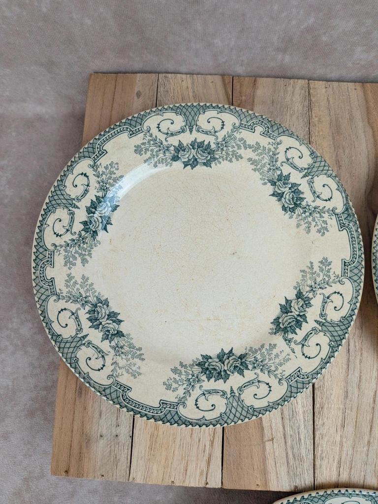 Lot de 3 assiettes plates anciennes en terre de fer des Établissements Debray, service Clichy
