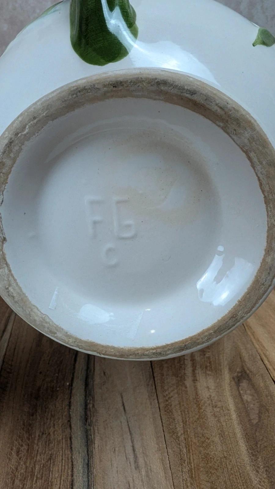 Théière ancienne en céramique fleurie Fg