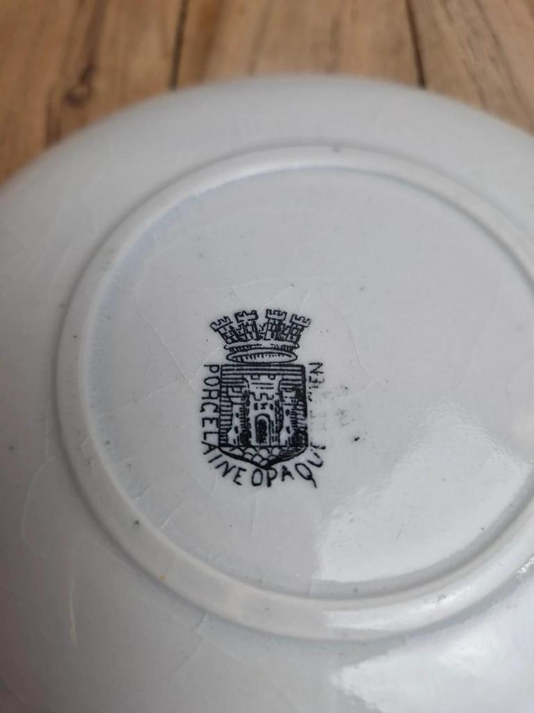 Tasse et soucoupe anciennes Gien – terre de fer – décor floral doré