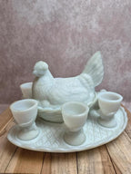 Service à œufs ancien Vallérysthal en opaline – poule et 6 coquetiers