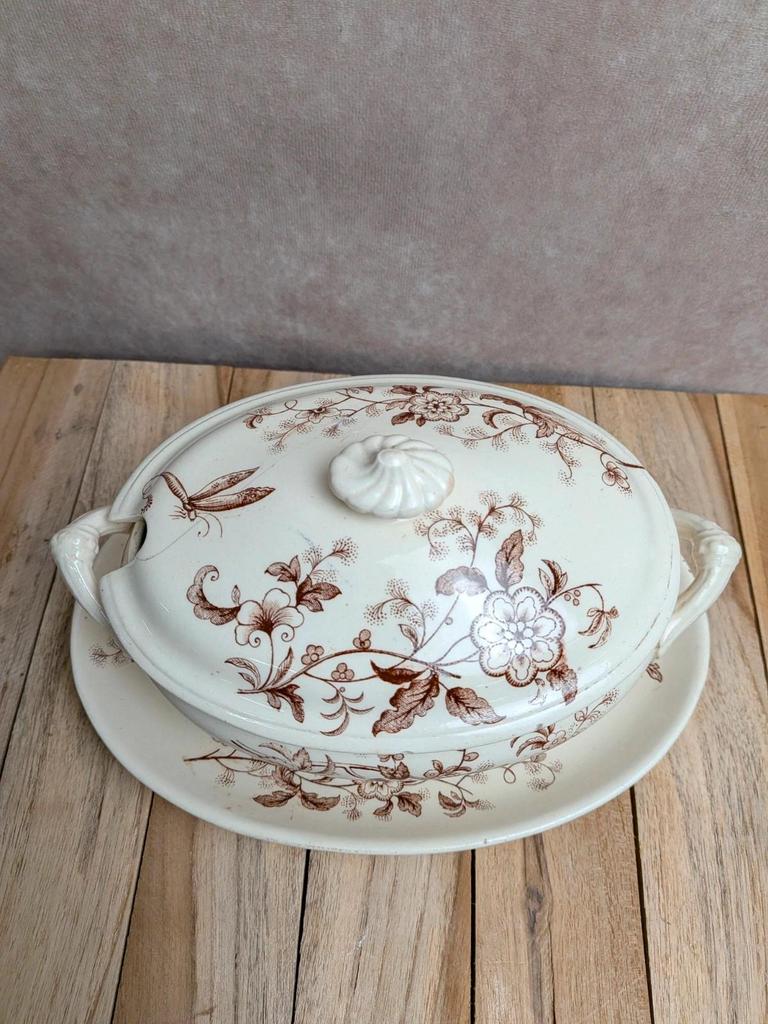 Saucière ancienne en terre de fer Salins – Décor libellule sépia – Avec couvercle