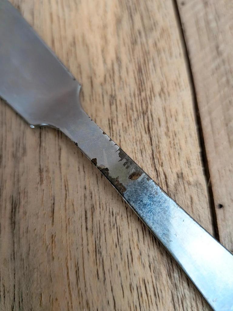 Beurrier vintage coquille en métal argenté et verre bleu – complet
