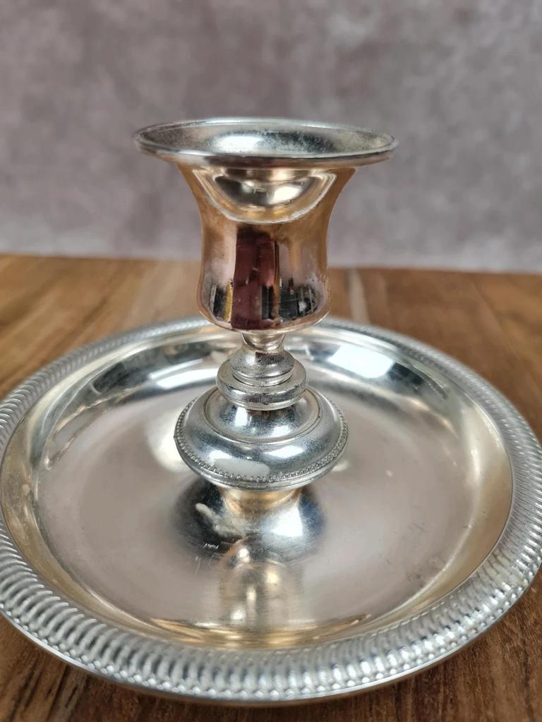 Bougeoir ancien en métal argenté avec sous-coupe