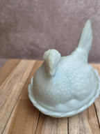 Service à œufs ancien Vallérysthal en opaline – poule et 6 coquetiers
