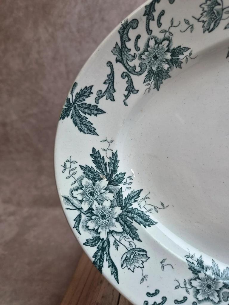Plat ovale Saint-amand modèle Anémone – Terre de fer ancienne