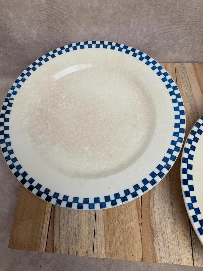 Lot de 2 plats sur pied Terre de fer Salins modèle Damier