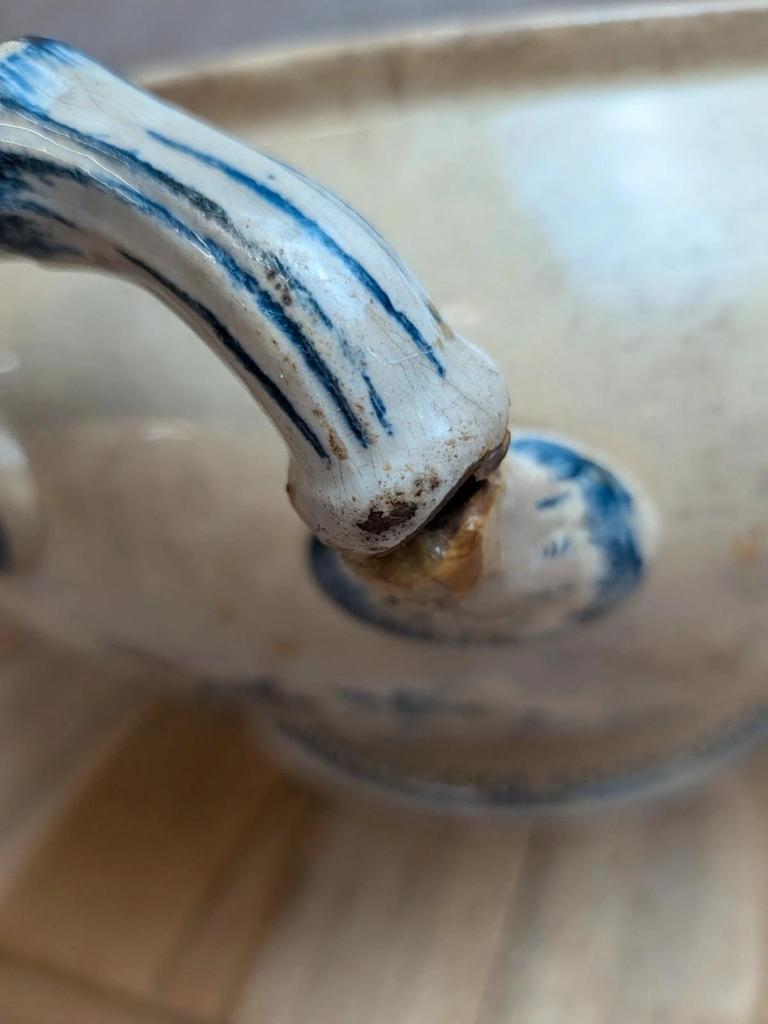 Grande soupière ancienne en terre de fer Creil et Montereau – Perruche