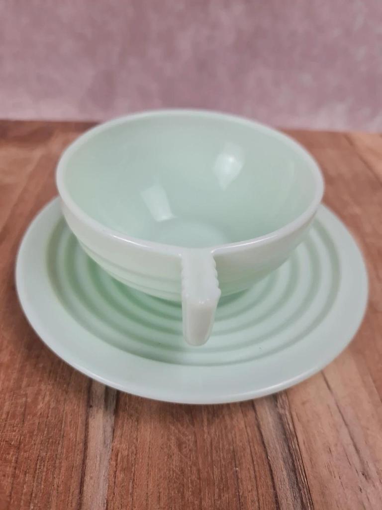 Tasse et sous-tasse vintage en verre opalin vert – Made in France