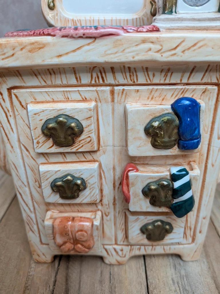 Théière décorative en barbotine – scène meuble ancien
