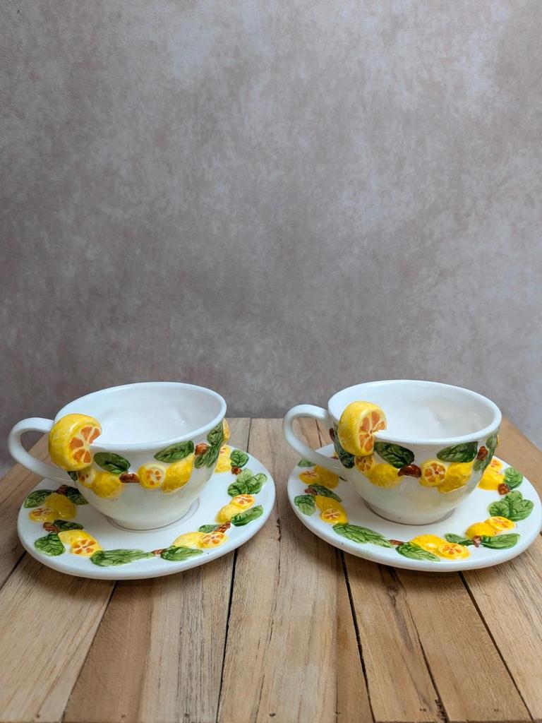 Lot de 2 tasses et 2 soucoupes en barbotine décor citrons