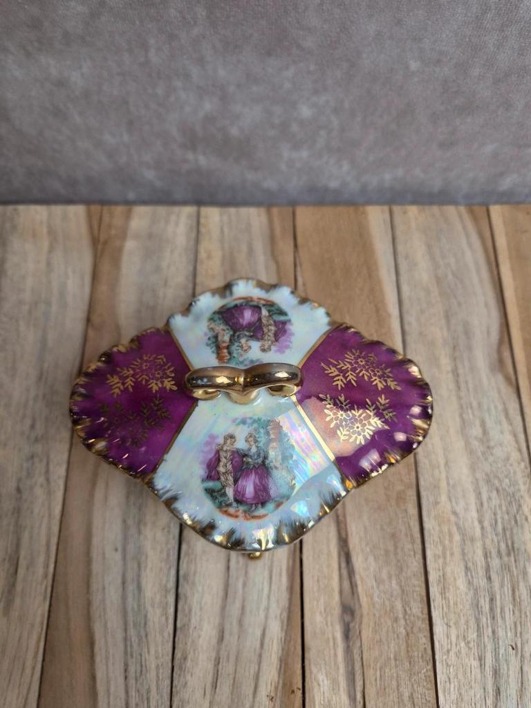 Boîte à bijoux bonbonnière porcelaine irisée – décor scène galante style Fragonard – dorures