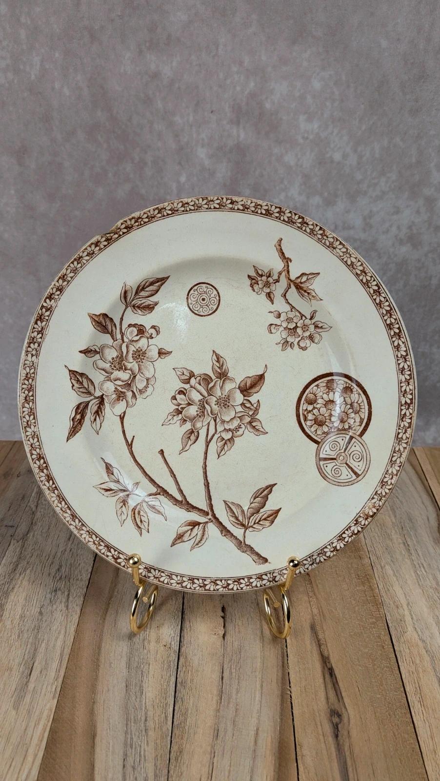 Assiette plate ancienne Terre de Fer – modèle Marguerite