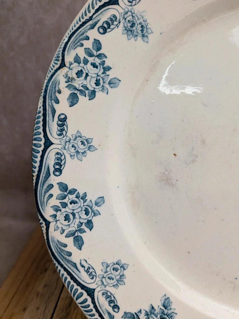 Assiette ancienne Terre de fer H. Boulenger Choisy-le-roi – Décor floral bleu