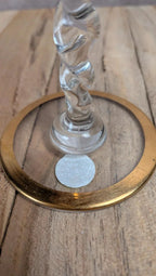 Verre ancien rose fuchsia gravé – pied torsadé