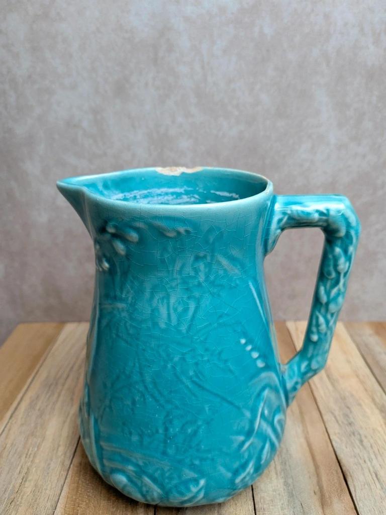 Pichet ancien en barbotine bleu turquoise