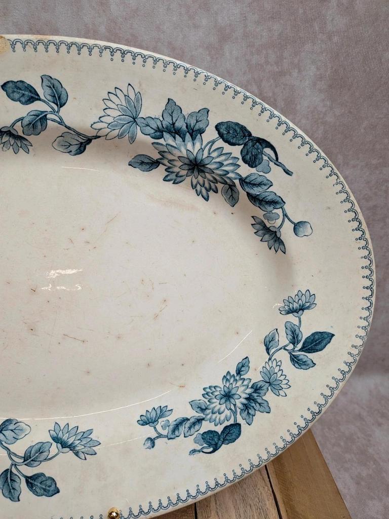Plat ovale ancien en terre de fer Longwy modèle Pékin