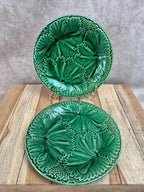 Lot de 2 assiettes à dessert en barbotine verte décor vigne