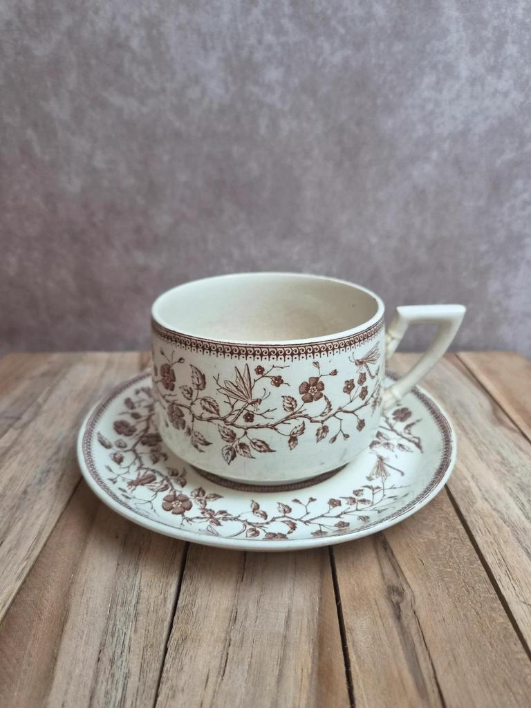 Ancienne tasse à chocolat Sarreguemines – décor abeille – fin Xixe