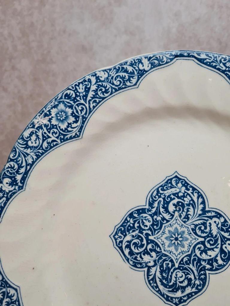 Assiette ancienne Gien Xixe – Grand Dépôt E. Bourgeois Paris – Terre de fer