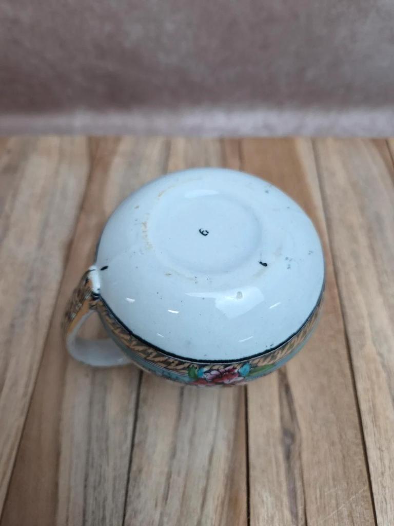Théière ancienne et pot à lait assorti au joli décor fleuri rose et turquoise