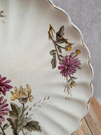 Assiette ancienne en terre de fer polychrome – Décor floral et dorures – Bord festonné