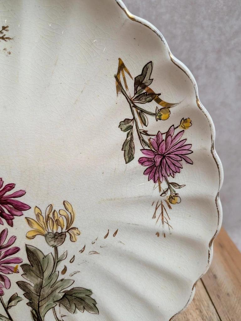 Assiette ancienne en terre de fer polychrome – Décor floral et dorures – Bord festonné