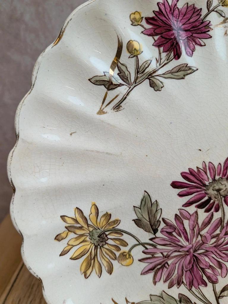 Assiette ancienne en terre de fer polychrome – Décor floral et dorures – Bord festonné