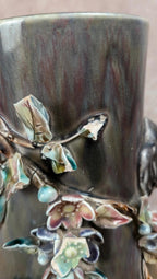 Vase ancien en barbotine décor éléphants et fleurs