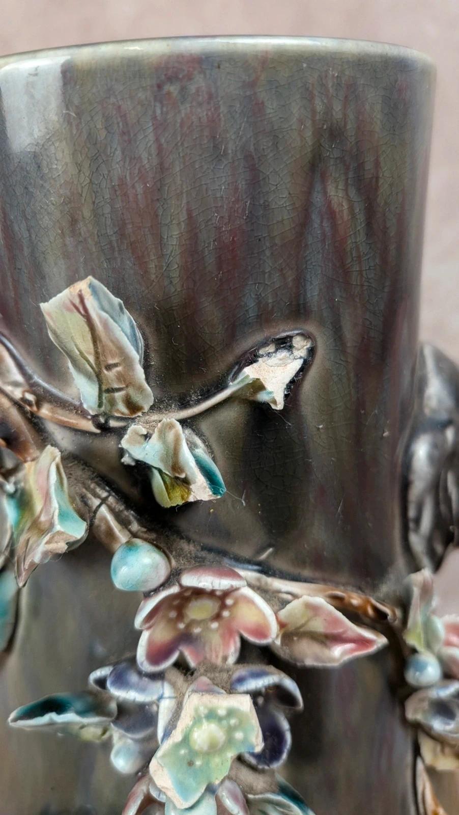 Vase ancien en barbotine décor éléphants et fleurs